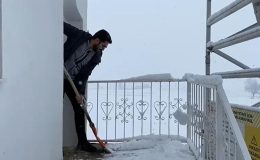 İki gündür aralıksız yağıyor! Yollar kapandı, kar kalınlığı 35 santimetreye ulaştı