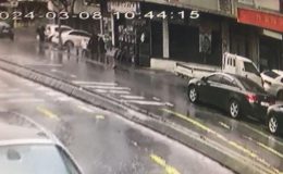 Sevgilisinin eski eşine yakalandı, iple inmeye çalışırken balkonda çocuğun üzerine düştü