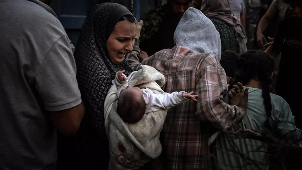 Gazze’de bir bebek daha donarak yaşamını yitirdi